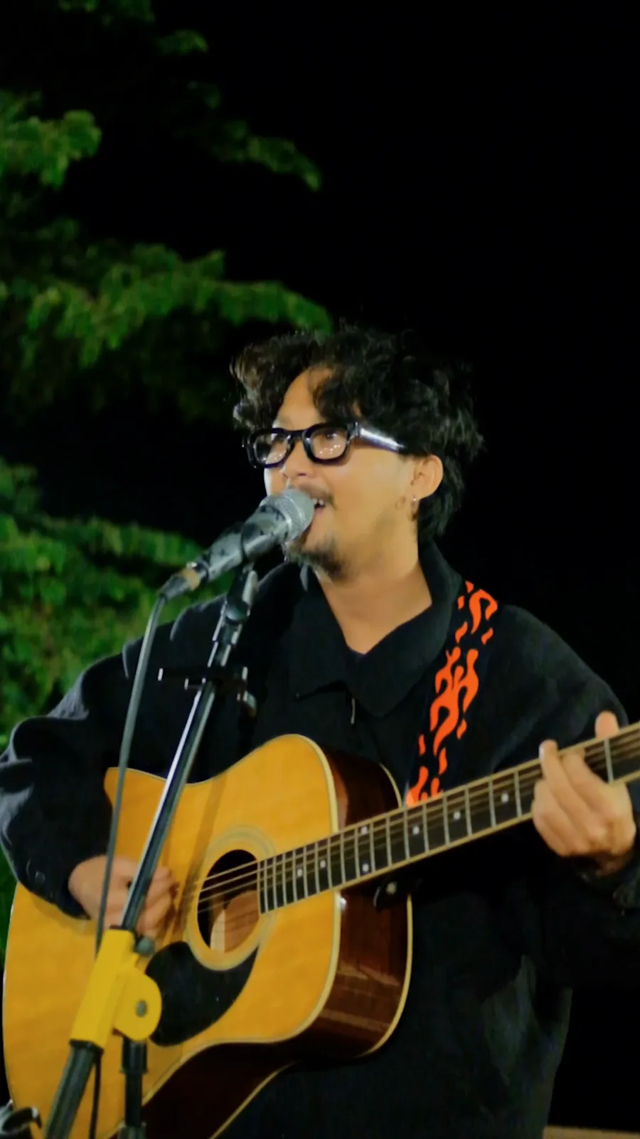 Musik akustik di malam hari
