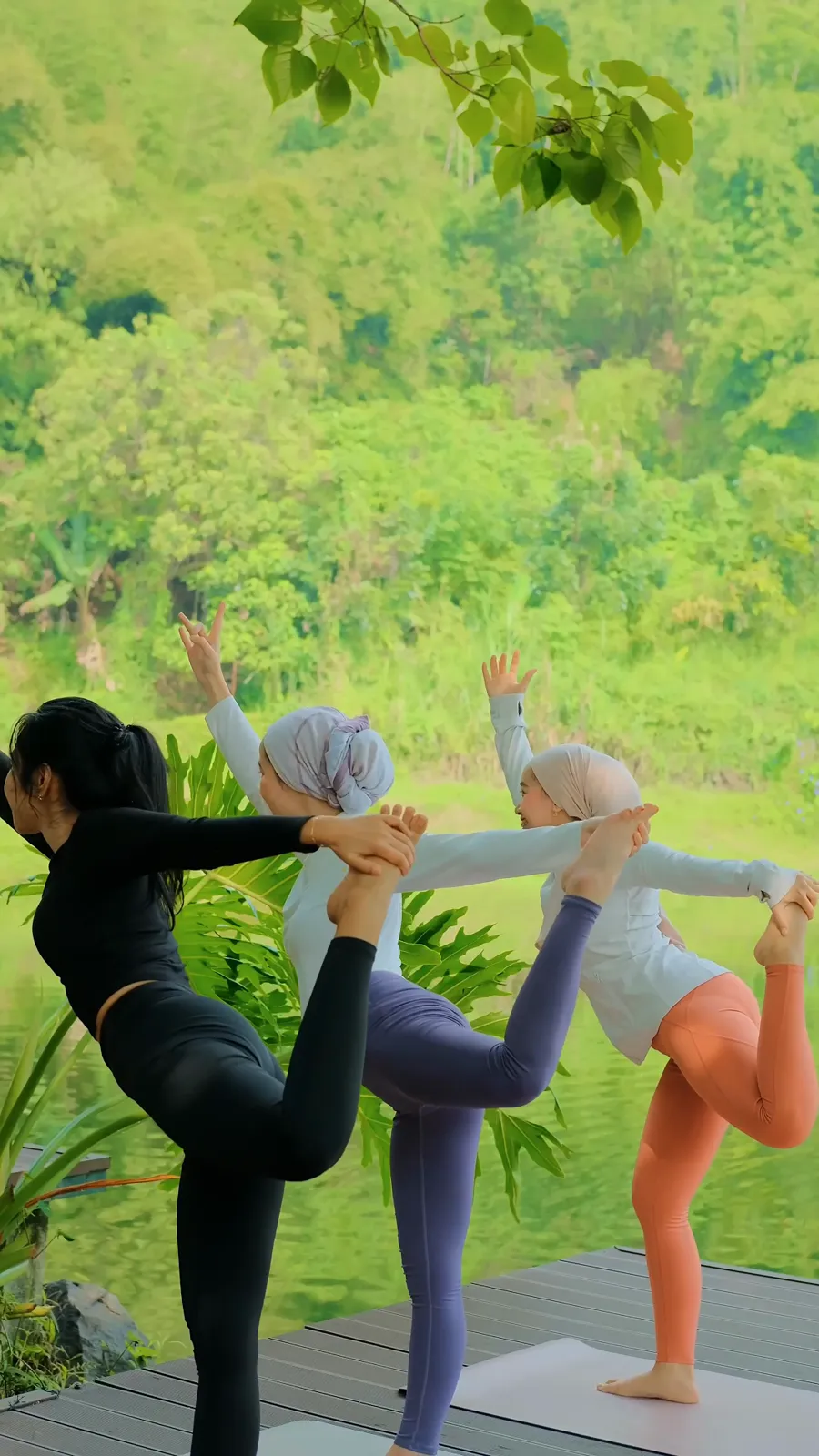 Yoga pagi di tepi danau Balong Aja
